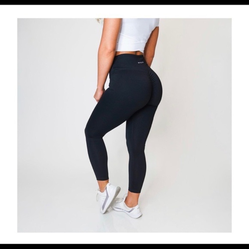 Midnight black NVGTN. Scrunch butt legging